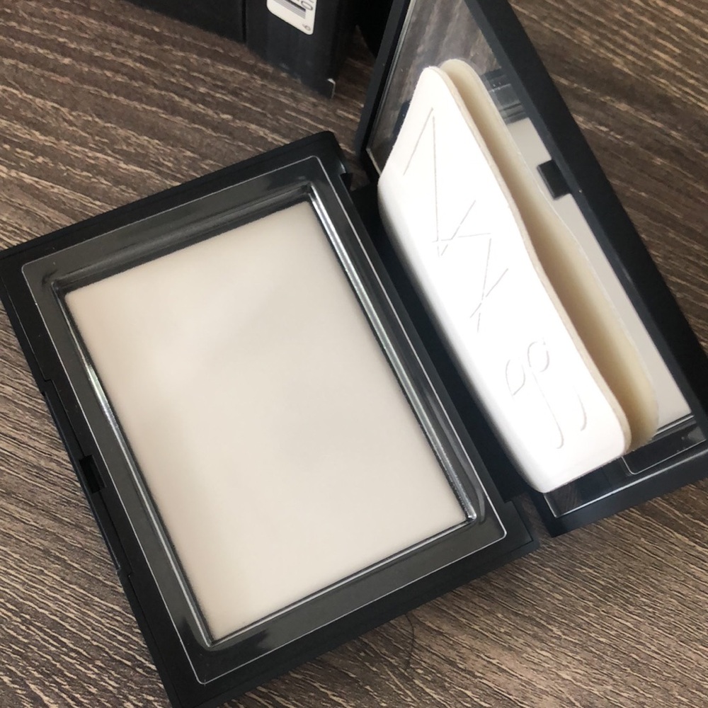 NARS Light Reflecting Setting Powder - Pressed 10g/.35oz - Picture 3 of 13